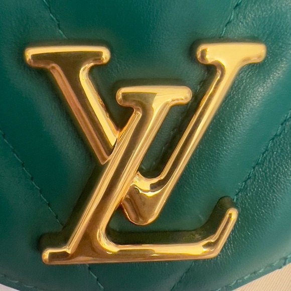 Louis Vuitton Green Leather Shoulder Bag with Gold Chain - Picture 10 of 14